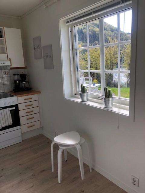 Koselig Nyoppusset 3 Roms Leilighet Med Egen Parkeringsplass I Rolige Omgivelse Naer Sjoen, 2 Mil Nord For Bergen Sentrum. 外观 照片