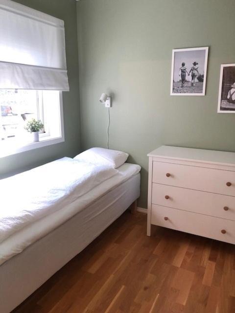 Koselig Nyoppusset 3 Roms Leilighet Med Egen Parkeringsplass I Rolige Omgivelse Naer Sjoen, 2 Mil Nord For Bergen Sentrum. 外观 照片