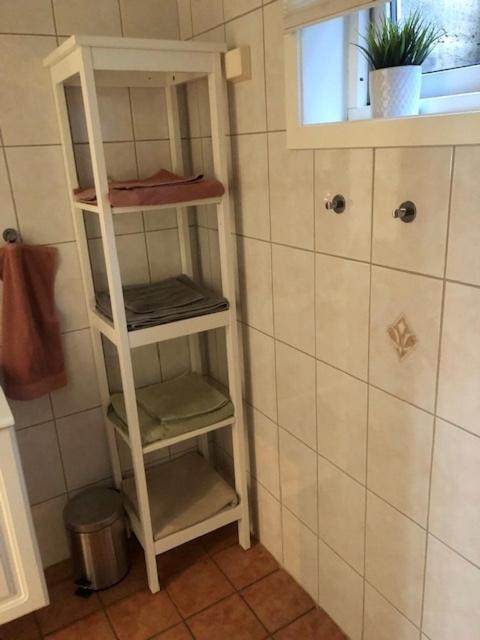Koselig Nyoppusset 3 Roms Leilighet Med Egen Parkeringsplass I Rolige Omgivelse Naer Sjoen, 2 Mil Nord For Bergen Sentrum. 外观 照片